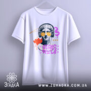 Футболка Girls Rule Art білого кольору, зображена з фронтального ракурсу на вішалці, фон світло-сірий, принт з графічним зображенням статуї з навушниками та сонцезахисними окулярами, кольори принта: червоний, фіолетовий, жовтий, чорний.