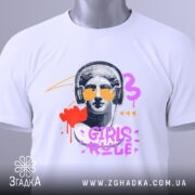 Футболка Girls Rule Art білого кольору, складена на поверхні, зображена з верхнього ракурсу, фон світло-сірий, принт з графічним зображенням статуї з навушниками та сонцезахисними окулярами, кольори принта: червоний, фіолетовий, жовтий, чорний, на футболці є етикетка.