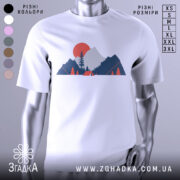 Футболка гори кемпінг, біла, зображена на манекені, фон світлий, принт з горами, деревом та сонцем у червоному кольорі.