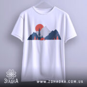 Футболка гори кемпінг, біла, підвішена на вішалці, фон світлий, принт з горами, деревом та сонцем у червоному кольорі.