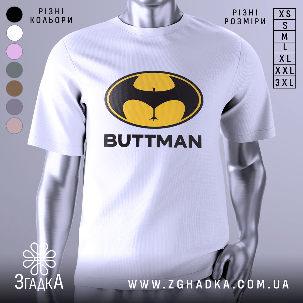 Futbolka Humor Buttmen Oryhinalnyi Podarunok 1 Футболка гумор буттмен, біла, зображена з правого ракурсу на манекені, фон світло-сірий, принт з жовтим і чорним логотипом у формі кажана з написом 'BUTTMAN'.