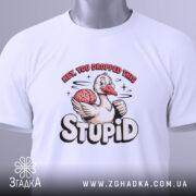 Футболка гусак з характером, біла, складена на столі, фон світло-сірий, принт з гусаком, який тримає мозок, текст "HEY, YOU DROPPED THIS STUPID" в яскравих кольорах, з етикеткою на комірці.