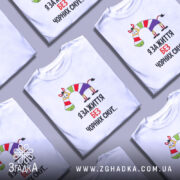 Футболка я за життя, білого кольору, зображена на манекені з правого боку, фон світло-сірий, принт з веселою зеброю в смугастому одязі та написом "Я за життя без чорних смуг...".