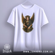 Футболка янгол охоронець, біла, підвішена на вішалці, фон світло-сірий, принт з ангелом і солдатом, що сидять разом.