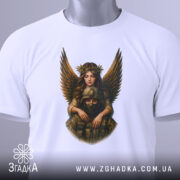 Футболка янгол охоронець, біла, складена на столі, фон світло-сірий, принт з ангелом і солдатом, з зеленим ярликом, що звисає.