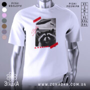 Футболка єнот гумор НЛО білого кольору, зображена в анфас на манекені, фон нейтральний, принт містить зображення єнота з усмішкою, над ним літаюча тарілка, червона смужка та текст "А я казав!".