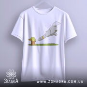 Футболка йода зупиняє шахед, біла футболка, підвішена на вішалці, з принтом йоди, що спостерігає за ракетою, фон світло-сірий, принт яскравий, з зеленими та сірими відтінками.