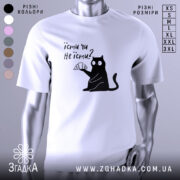Футболка їсти чи не їсти. Біла футболка на манекені, з принтом чорного кота, який тримає круасан. Фон світло-сірий, футболка має короткі рукави.