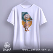 Футболка качур боєць білого кольору, підвішена на вішалці, фон світло-сірий, принт з качуром у капелюсі, що тримає гвинтівку, на жовтому колі.