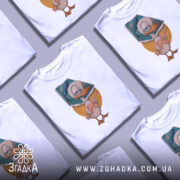 Футболка качур боєць білого кольору, зображена на манекені, фон світло-сірий, принт з качуром у капелюсі, що тримає гвинтівку, на жовтому колі.