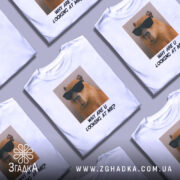 Футболка капібара з жартом, біла, зображена на манекені, фон градієнтний сірий, принт з капібарами в окулярах та текстом "WHY ARE U LOOKING AT ME?" під ним.