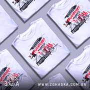 Футболка хаос не править, біла, зображена з фронтального ракурсу, на фоні світло-сірого кольору, принт містить червоний текст з написом 'Покоління миру' та графічні елементи, що зображують людину з квітами.