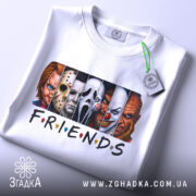 Футболка хорор друзі — чорна футболка, крупний план принта, студійне освітлення.