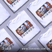 Футболка хорор друзі — кілька складених футболок, композиція на столі.