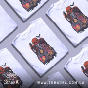 Футболка хорор білого кольору, зображена на манекені з правого боку, фон світло-сірий, принт містить червоний череп, чорні руки, батута та різні жахливі обличчя.