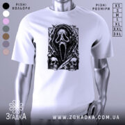 Футболка хорор скрім, біла футболка на манекені, з принтом чорного кольору, що зображує маску з фільму жахів, на фоні світло-сірого кольору, деталі принта включають черепи та елементи, що нагадують про жахи.