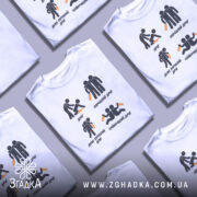 Футболка хороший друг, біла, зображена з правого боку, фон світло-сірий, принт містить чотири іконки з фразами про друзів.