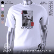 Футболка кіт сарказм, біла, зображена на манекені, фон світло-сірий, принт з чорним котом, який тримає сигару, з червоними смужками.