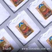 Футболка кіт у розшуку, біла, зображена на манекені з правого боку, фон світло-сірий, принт з котом у блакитній шапці та червоному бандану, на фоні ліній для зросту з написом ID NO. 987602.