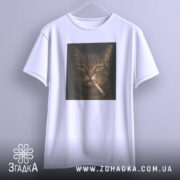 Футболка кіт з цигаркою, біла, підвішена на вішалці, фон світло-сірий, принт з котом, що курить, з чітким контуром.