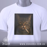 Футболка кіт з цигаркою, біла, складена на поверхні, фон світло-сірий, принт з котом, що курить, з етикеткою на шнурку.