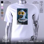 Футболка клоун жахів, біла, зображена на манекені, фон світло-сірий, принт з клоуном у соняшникових окулярах та чорними зубами.