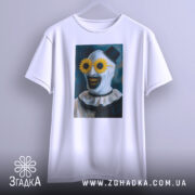 Футболка клоун жахів, біла, підвішена на вішалці, фон світло-сірий, принт з клоуном у соняшникових окулярах, видно деталі рукавів.