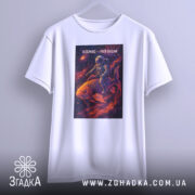 Футболка космос мій океан, біла, підвішена на вішалці, фон градієнтний сірий, принт з космонавтом на рибі в космосі, яскраві кольори принта.