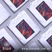 Футболка космос мій океан, біла, зображена на манекені, фон градієнтний сірий, принт з космонавтом на рибі в космосі, яскраві кольори принта.