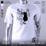 Футболка котячий світ, біла, зображена на манекені, фон світло-сірий, принт з чорними котами на фотографіях, один чорний кіт сидить спиною до глядача.