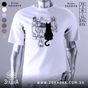 Футболка котячий світ, біла, зображена на манекені, фон світло-сірий, принт з чорними котами на фотографіях, один чорний кіт сидить спиною до глядача.