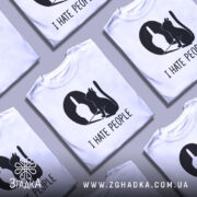 Футболка коти ненавиджу людей, біла, зображена з близького ракурсу, на манекені, фон світло-сірий, принт чорного кольору з силуетом кота та жестом руки.