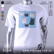 Футболка коти під дощем, біла, зображена на манекені, фон світло-сірий, принт з п'ятьма котами на блакитному фоні з краплинами дощу.