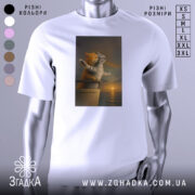 Футболка коти титанік, біла футболка на манекені, ракурс спереду, фон світло-сірий, принт зображує двох котів, які стоять на борту корабля, один з котів рудий, інший сірий, обидва з закритими очима, насолоджуються заходом сонця.