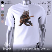 Футболка котик рокер гітарист, біла, зображена на манекені, фон світло-сірий, принт з котом у рокерському вбранні, який грає на гітарі, з виразом енергії та емоцій.