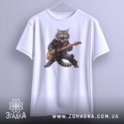 Футболка котик рокер гітарист, біла, підвішена на вішалці, фон світло-сірий, принт з котом у рокерському вбранні, який грає на гітарі, з динамічним виразом обличчя.