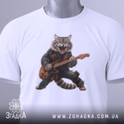 Футболка котик рокер гітарист, біла, складена на поверхні, фон світло-сірий, принт з котом у рокерському стилі, з гітарою, прикріплена етикетка з логотипом.