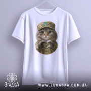 Футболка котик захисник, біла футболка на вішалці, фон світло-сірий, принт з котиком у військовій формі, котик робить серце руками.