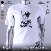 Футболка кролик панк, біла, зображена з фронтального ракурсу, на фоні світлого градієнта. Принт зображає кролика в короні з дредами, з написом 'all we need is love' у нижній частині.