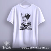 Футболка кролик панк, біла, зображена на вішалці, на фоні світлого градієнта. Принт зображає кролика в короні з дредами, з написом 'all we need is love' у нижній частині.