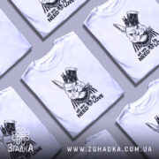 Футболка кролик панк, біла, зображена з фронтального ракурсу, на фоні світлого градієнта. Принт зображає кролика в короні з дредами, з написом 'all we need is love' у нижній частині.