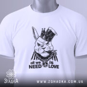 Футболка кролик панк, біла, зображена зверху, на фоні світлого градієнта. Принт зображає кролика в короні з дредами, з написом 'all we need is love' під ним, з етикеткою, що звисає.