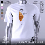 Футболка круасан гумор Glutton, біла, зображена на манекені з правого ракурсу, фон нейтральний, принт з чоловіком, що стоїть з гумористичним зображенням круасана на животі та написом 'GLUTTON'.