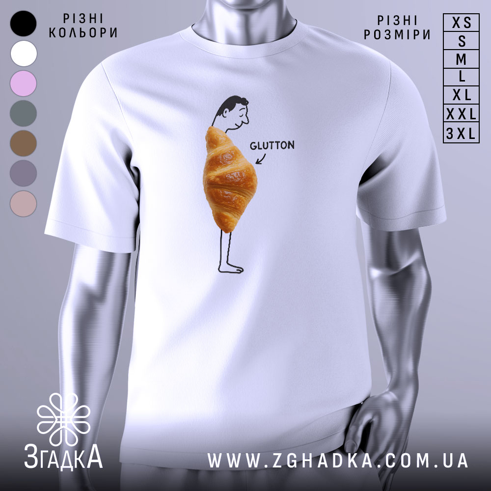Futbolka Kruasan Humor Glutton Idealnyi Vybir Dlia Faniv 1 Футболка круасан гумор Glutton, біла, зображена на манекені з правого ракурсу, фон нейтральний, принт з чоловіком, що стоїть з гумористичним зображенням круасана на животі та написом 'GLUTTON'.