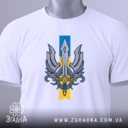 Футболка крила меч свободи, біла, складена на столі, фон світло-сірий, принт з мечем та крилами, на етикетці зелена стрічка.