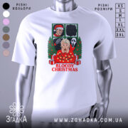 Футболка криваве різдво, біла, зображена з фронтального ракурсу на манекені, фон нейтральний, принт містить зображення персонажів у святковому стилі з елементами жахів, текст 'BLOODY CHRISTMAS' червоним кольором.