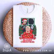 Футболка криваве різдво, біла, зображена зверху на плетеній кошику, фон світлий, принт з персонажами та текстом 'BLOODY CHRISTMAS', акцент на текстурі тканини.