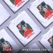 Футболка криваве різдво, біла, зображена з фронтального ракурсу на манекені, фон нейтральний, принт містить зображення персонажів у святковому стилі з елементами жахів, текст 'BLOODY CHRISTMAS' червоним кольором.