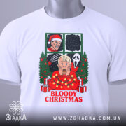 Футболка криваве різдво, біла, зображена зверху, на ній підвішений етикетка, фон світлий, принт аналогічний попередньому, з акцентом на деталі та текст.