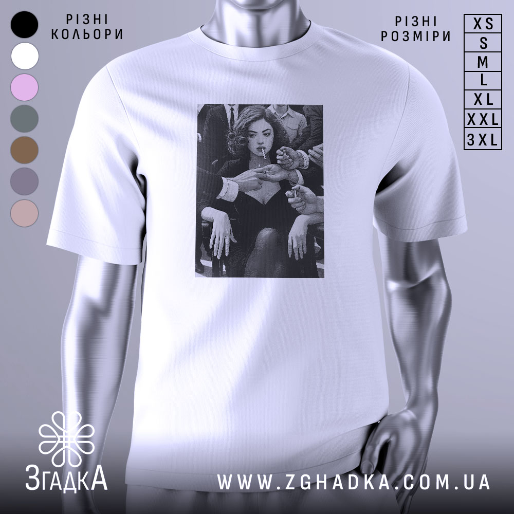Futbolka Ledi U Tsentri Uvahy Styl Ta Komfort 1 Футболка леді у центрі уваги, біла, зображена з фронтального ракурсу, на фоні світлого градієнта, принт з чорно-білим зображенням жінки з сигаретою та руками, що її оточують.